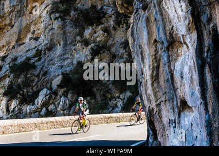 Radfahrer auf der berühmten kurvenreiche Straße, die zu den Torrent de Pareis, Sa Calobra, Tramuntana-gebirge, Mallorca, Balearen, Spanien Stockfoto