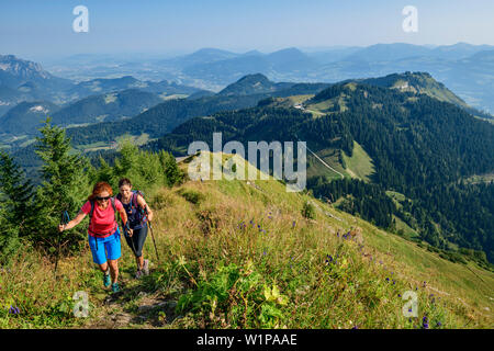 Zwei Frauen beim Wandern, bis zu den Hohen Göll Schuster Teig, hohe Goll, Berchtesgadener Alpen, Oberbayern, Bayern, Deutschland Stockfoto