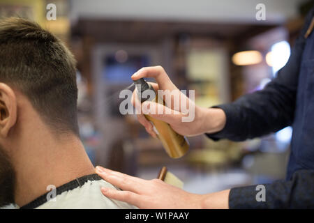 Friseur Styling Spray auf Haarausfall im Shop anwenden Stockfoto