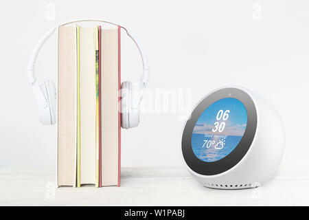 BARCELONA, 30. Mai: Alexa Echo vor Ort Gerät auf einem Selbst neben einigen Bücher und Kopfhörer. Stockfoto