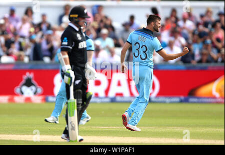 England's Mark Holz (rechts) feiert die Entlassung von Neuseelands James Neesham während der ICC Cricket World Cup group Phase Match am Flußufer Durham, Chester-le-Street. Stockfoto