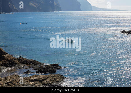 Boot wieder in den kleinen Fischerhafen am Punta de Teno, Teno Gebirge, Teneriffa, Kanarische Inseln, Islas Canarias, Atlantik, Spanien, Europ. Stockfoto