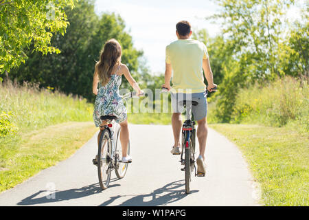 Junges Paar Reiten Fahrräder im Sommer Stockfoto