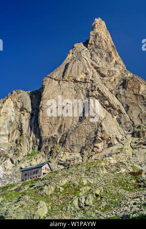 Hütte Refuge du Soreiller mit Aiguille Dibona, Hütte Refuge du Soreiller, Ecrins Nationalpark Ecrins, Dauphine, Dauphiné, Hautes Alpes, Frankreich Stockfoto