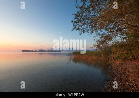 Blick auf den Chiemsee mit Fraueninsel, in der Nähe von Gstadt, Bayern, Deutschland Stockfoto