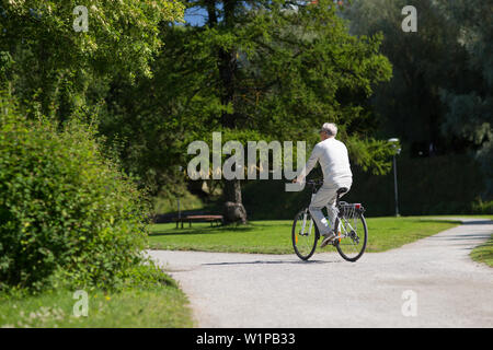 Gerne älterer Mann reiten Fahrrad am Sommer, Park Stockfoto