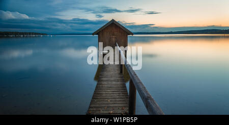 Steg an dem kleinen Bootshaus in der Nähe von Stegen am Ammersee, Bayern, Deutschland Stockfoto