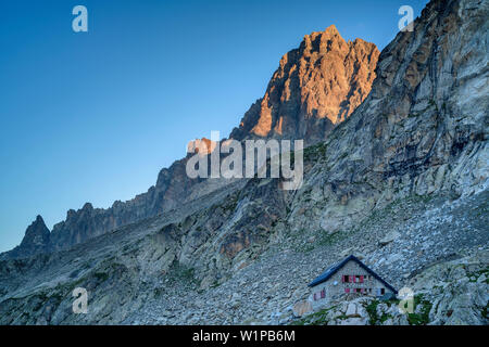 Hütte Refuge du Soreiller und Aiguille du Plat de La Selle, Hütte Refuge du Soreiller, Ecrins Nationalpark Ecrins, Dauphine, Dauphiné, Hautes Alpes, Fra Stockfoto