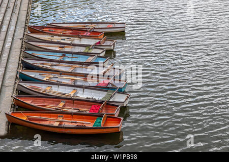 Boote aus Holz auf der Themse, UK günstig Stockfoto