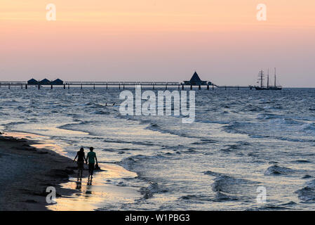 Die Menschen sind zu Fuß am Strand. Blick von der Ahlbecker Strand an der Seebrücke von Heringsdorf, Ahlbeck, Usedom, Ostseeküste, Mecklenburg-Wester Stockfoto