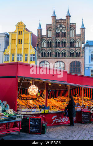 Wullam Haus mit Weihnachtsmarkt auf dem alten Markt Ostseekueste, Mecklenburg-Vorpommern, Deutschland Stockfoto