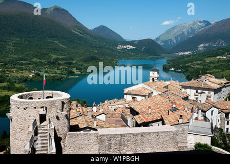 Anzeigen von Roccaraso über den Lago di Barrea am Rande der Abruzzen Nationalpark Stockfoto