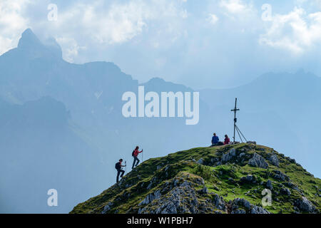 Zwei Frauen, wenn Sie gehen, Wandern am Gipfelkreuz, die rötelstein Rötelstein, Dachstein, Salzburg, Österreich Stockfoto