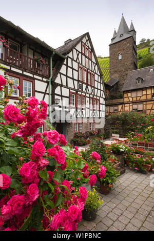 Pension Im Malerwinkel, Steeger Tor im Hintergrund, Bacharach, Rhein, Rheinland-Pfalz, Deutschland Stockfoto