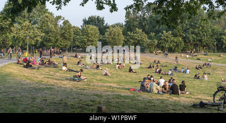 Görlitzer Park, Menschen entspannend bei Sonnenuntergang, Kreuzberg, Berlin Stockfoto