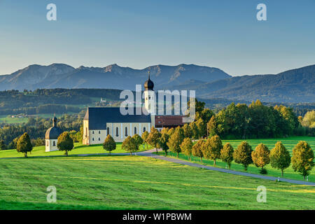 Kirche von wilparting mit mangfallgebirge im Hintergrund, Wilparting, Sunderland, Oberbayern, Bayern, Deutschland Stockfoto