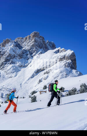 Zwei Personen backcountry Skiing aufsteigend zu Medalges, Geisler Bereich im Hintergrund, Medalges, Naturpark Puez-Geisler, UNESCO-Weltkulturerbe Dol Stockfoto