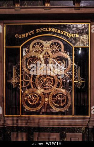 Detail der Zahnräder der astronomischen Uhr, der Innenraum der Kathedrale von Straßburg, Strasbourg, Alsace, France Stockfoto
