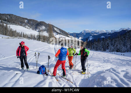 Mehrere Personen backcountry Skiing in einen Bruch, Medalges, Naturpark Puez-Geisler, UNESCO Weltnaturerbe Dolomiten, Dolomiten, Südtirol, Stockfoto