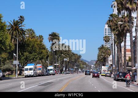 SANTA MONICA, VEREINIGTE STAATEN - 6. APRIL 2014: Leute fahren in Santa Monica, Kalifornien. Ab 2012 mehr als 7 Millionen Besucher von außerhalb von La coun Stockfoto