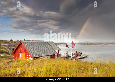 Regenbogen über Haholmen durch den Atlantik Straße, vagen, Mehr og Romsdal, Norwegen, Norwegen, Skandinavien, Nordeuropa, Europa Stockfoto