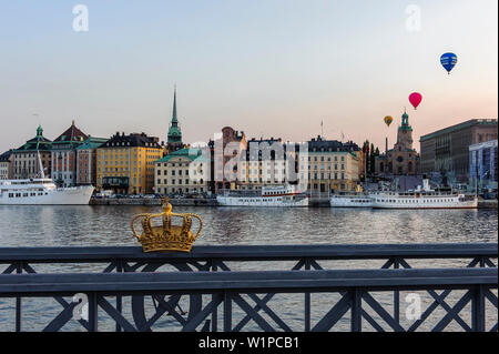 Blick von der Skeppsholmsbron mit Krone auf das Geländer auf die Altstadt, Stockholm, Schweden Stockfoto