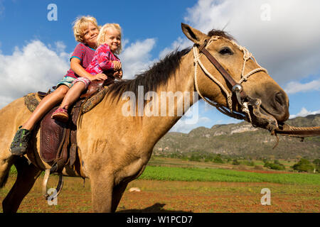 Schulmädchen Beim Reiten Schulmädchen Beim Reiten