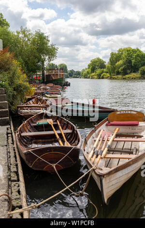 LONDON, UK, 02. JULI 2019. Boote aus Holz der Richmond Brücke Bootsverleih Unternehmen günstig auf der Themse, Richmond, Surrey, England Stockfoto