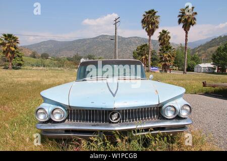 SPRINGVILLE, Vereinigte Staaten - 12 April 2014: 1960 Buick Invicta in Springville, Utah geparkt. Der Autohersteller Buick stammt aus dem Jahr 1903. Stockfoto