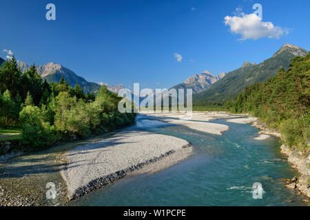 Lech, und das Tal von Lech mit Lechtaler Alpen und die Allgäuer Alpen, Lechweg, Forchach, Tal von Lech, Tirol, Österreich Stockfoto