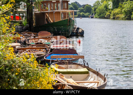 LONDON, UK, 02. JULI 2019. Boote aus Holz der Richmond Brücke Bootsverleih Unternehmen günstig auf der Themse, Richmond, Surrey, England Stockfoto