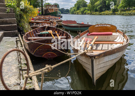 LONDON, UK, 02. JULI 2019. Boote aus Holz der Richmond Brücke Bootsverleih Unternehmen günstig auf der Themse, Richmond, Surrey, England Stockfoto