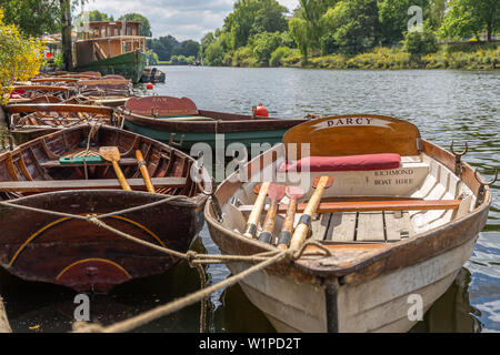 LONDON, UK, 02. JULI 2019. Boote aus Holz der Richmond Brücke Bootsverleih Unternehmen günstig auf der Themse, Richmond, Surrey, England Stockfoto