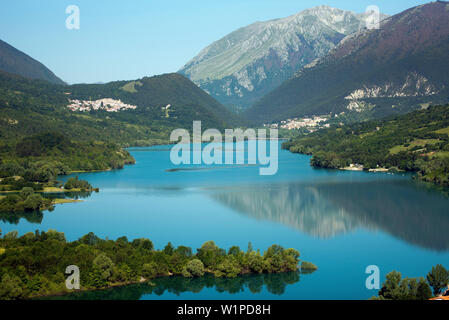 Anzeigen von Roccaraso über den Lago di Barrea am Rande der Abruzzen Nationalpark Stockfoto