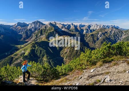 Frau wandern aufsteigend zur Seebergspitze, Karwendel im Hintergrund, Seebergspitze, Karwendel, Tirol, Österreich Stockfoto