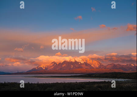 Das letzte Licht der Sonne auf hohen schroffen schneebedeckten Gipfel fällt, Torres del Paine Nationalpark, Magallanes y de la Antarktis Chilena, Patagonien, Ch Stockfoto