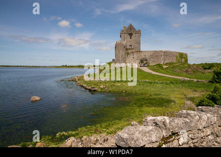 Die Ruinen von Dunguaire Castle Schloss liegt am Rande einer Bucht am Atlantik, Dungnaire Schloss, County Galway, Irland, Europa Stockfoto