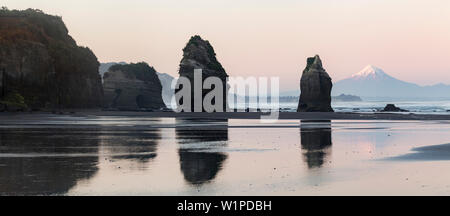 Felsformationen und Blick auf den Mount Taranaki Vulkan, Tongaporutu, Taranaki, North Island, Neuseeland, Ozeanien Stockfoto