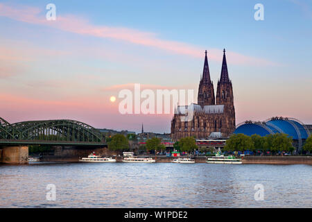 Vollmond, Blick über den Rhein auf den Kölner Dom, Hohenzollernbrücke und Musical Dome, Köln, Nordrhein-Westfalen, Deutschland Stockfoto