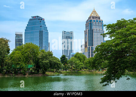 Schöne Sicht auf den See und die moderne Gebäude in den Lumpini Park, Bangkok, Thailand Stockfoto