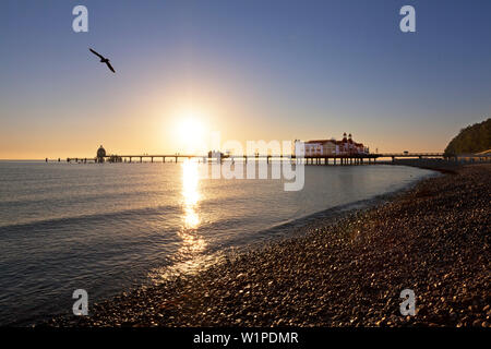 Pier bei Sonnenuntergang, Sellin, Rügen, Ostsee, Mecklenburg-Vorpommern, Deutschland Stockfoto