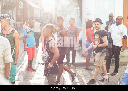 Junge kubanische Volk und touristis zu Fuß durch Habana Vieja, Calle Obispo, Familienreisen, Reisen nach Kuba, Urlaub, Time-out, Abenteuer, Havanna, Kuba, Caribb Stockfoto