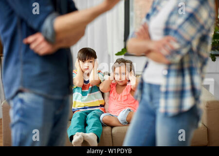 Kinder ihren Eltern zu Hause Streit beobachten Stockfoto