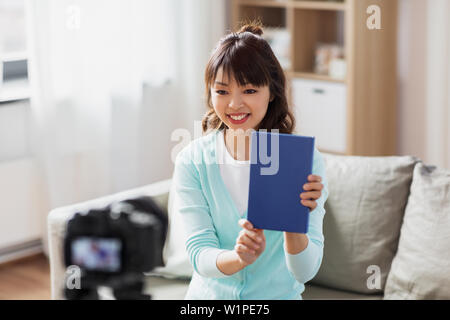 Asiatische Frau Blogger machen Video Review von Buch Stockfoto
