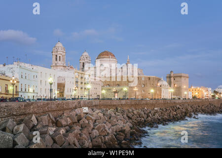 Stadtbild von Cadiz, Kathedrale, Paseo Campo del Sur, Dämmerung, Andalusien, Spanien Stockfoto