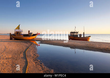 Fisch Kutter auf den Strand, Ahlbeck, Usedom, Ostsee, Mecklenburg-Vorpommern, Deutschland Stockfoto