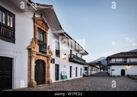 Koloniale Architektur am Hauptplatz von Villa de Leyva, Departamento Boyacá, Kolumbien, Südamerika Stockfoto