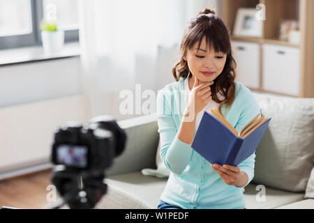 Asiatische Frau Blogger machen Video Review von Buch Stockfoto