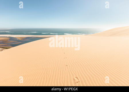 Spuren in den Dünen hoch über die Lagunen von Sandwich Harbour, Walvis Bay, Erongo, Namibia, Afrika. Stockfoto