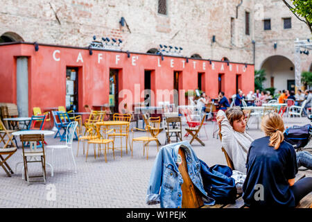 Studenten in LE Murate Caffè Letterario, Piazza delle Murate, Florenz, Italien, Toskana, Europa chatten Stockfoto